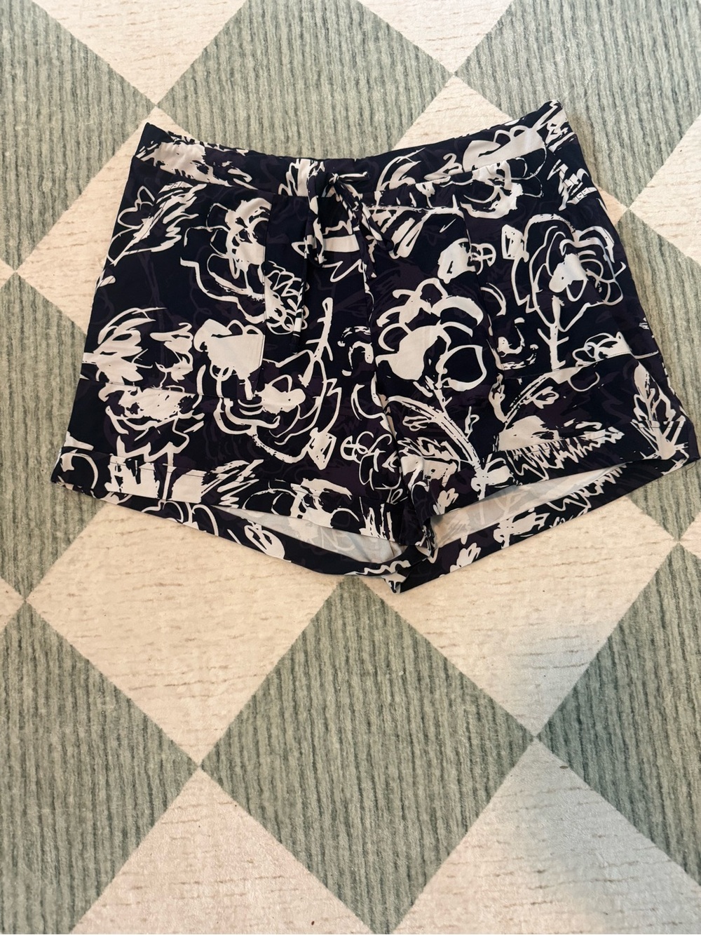 LuLaRoe Women’s 3XL Deep Purple White Floral Pull-On Shorts Tie Waist